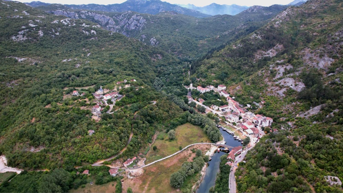 Ekskluzivna ponuda –  plac od 1300m² sa panoramskim pogledom na rijeku Crnojevića i netaknutu prirodu, idealan za luksuznu vilu ili eko-turizam, Cetinje - Amfora Real Estate