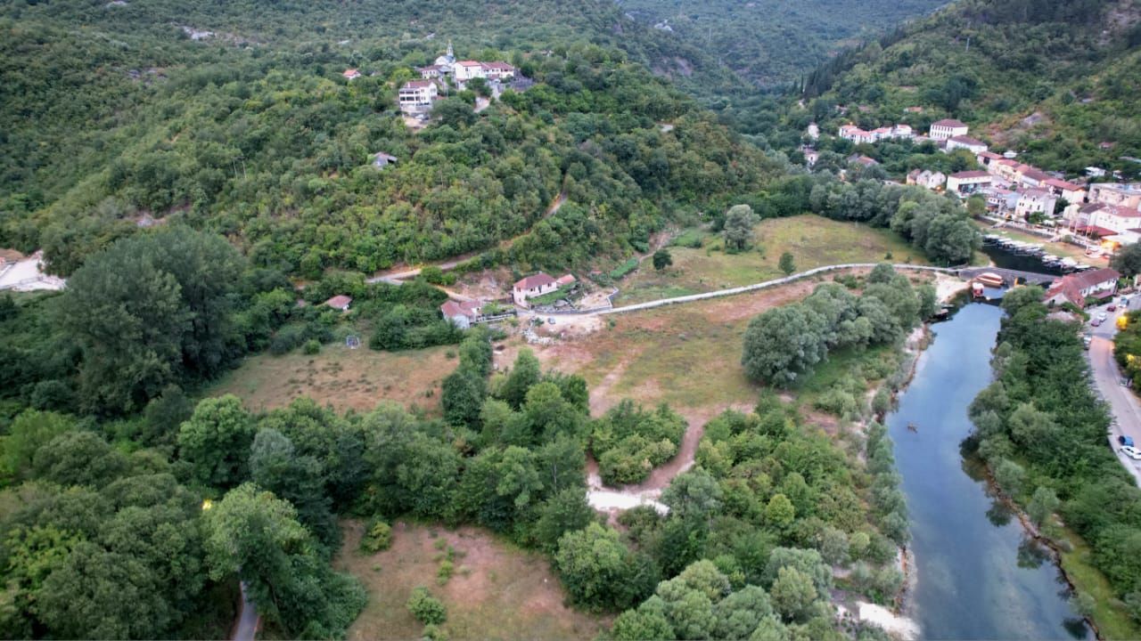 Ekskluzivna ponuda –  plac od 1300m² sa panoramskim pogledom na rijeku Crnojevića i netaknutu prirodu, idealan za luksuznu vilu ili eko-turizam, Cetinje - Amfora Real Estate
