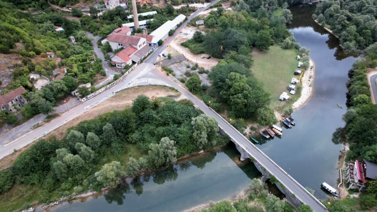 Ekskluzivna ponuda –  plac od 1300m² sa panoramskim pogledom na rijeku Crnojevića i netaknutu prirodu, idealan za luksuznu vilu ili eko-turizam, Cetinje - Amfora Real Estate