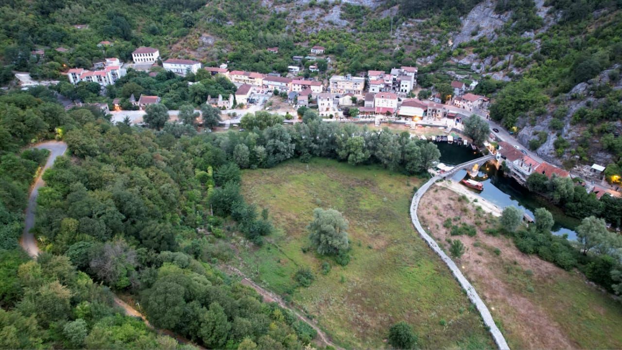 Ekskluzivna ponuda –  plac od 1300m² sa panoramskim pogledom na rijeku Crnojevića i netaknutu prirodu, idealan za luksuznu vilu ili eko-turizam, Cetinje - Amfora Real Estate