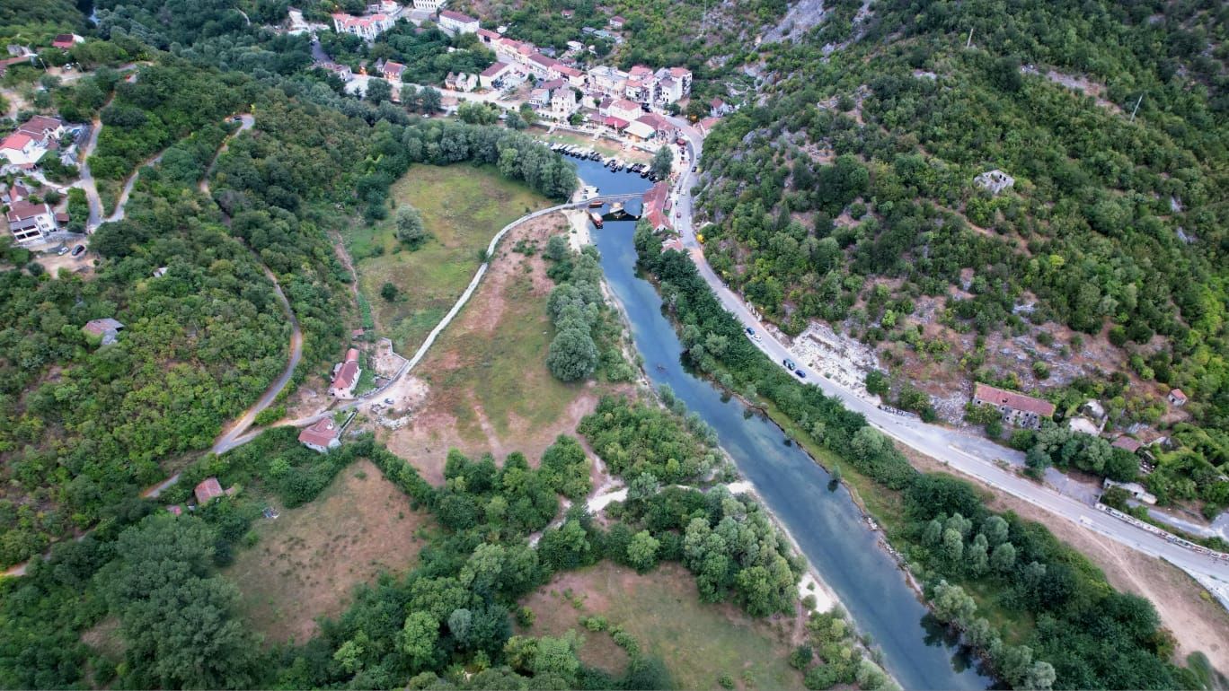Ekskluzivna ponuda –  plac od 1300m² sa panoramskim pogledom na rijeku Crnojevića i netaknutu prirodu, idealan za luksuznu vilu ili eko-turizam, Cetinje - Amfora Real Estate