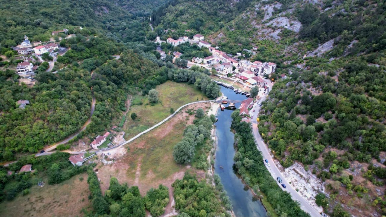 Ekskluzivna ponuda –  plac od 1300m² sa panoramskim pogledom na rijeku Crnojevića i netaknutu prirodu, idealan za luksuznu vilu ili eko-turizam, Cetinje - Amfora Real Estate