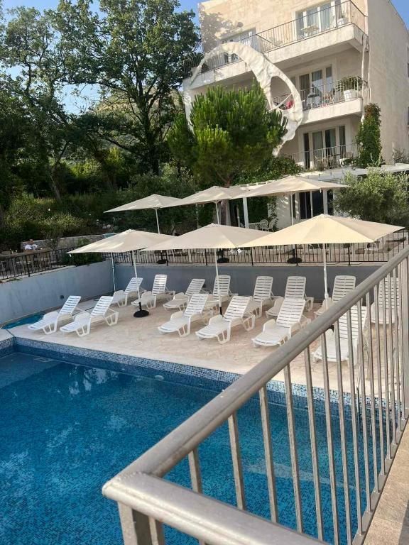 Garsonjera 27m² sa pogledom na more u Pržnu, Budva – U kompleksu sa bazenom i parkingom - Amfora Real Estate