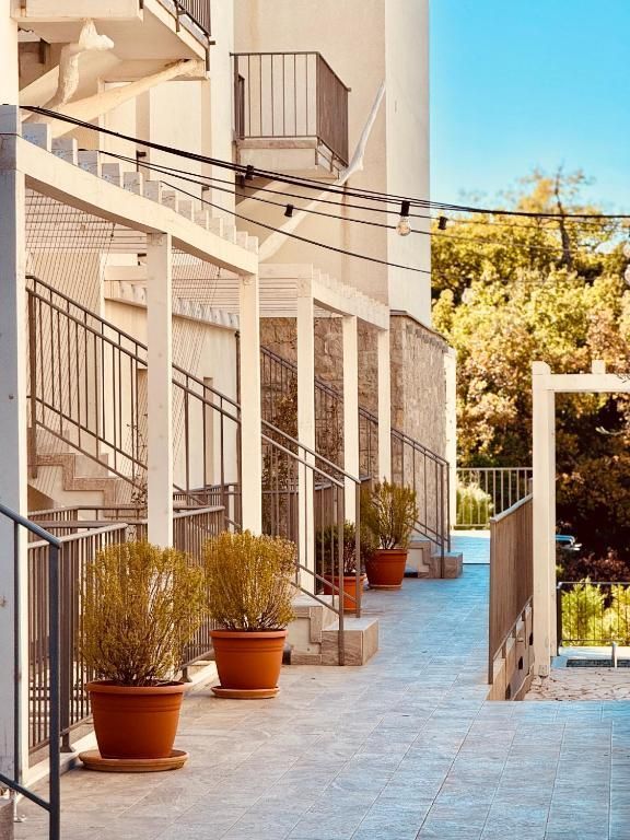 Garsonjera 27m² sa pogledom na more u Pržnu, Budva – U kompleksu sa bazenom i parkingom - Amfora Real Estate