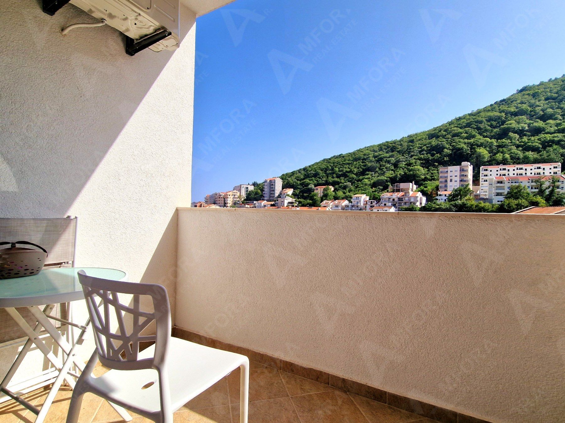 JEDNOSOBAN MODERNO OPREMLJEN STAN 45 M² SA POGLEDOM NA MORE I GARAŽNIM MESTOM U KOMPLEKSU THE OLD BAKERY – BUDVA (NA DUZI PERIOD) - Amfora Real Estate