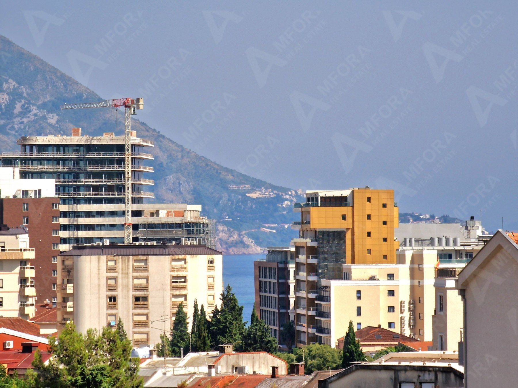 JEDNOSOBAN MODERNO OPREMLJEN STAN 45 M² SA POGLEDOM NA MORE I GARAŽNIM MESTOM U KOMPLEKSU THE OLD BAKERY – BUDVA (NA DUZI PERIOD) - Amfora Real Estate