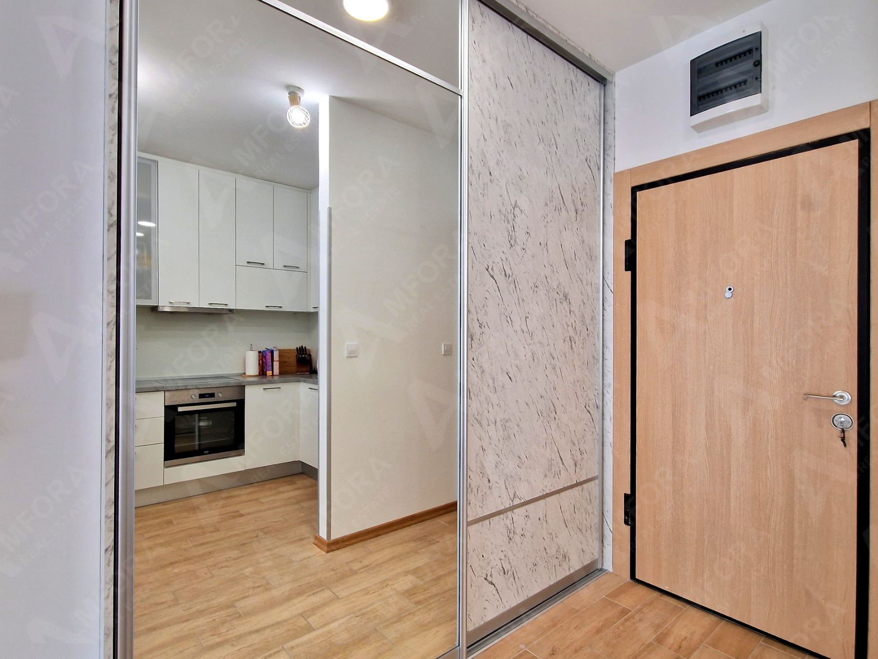 JEDNOSOBAN MODERNO OPREMLJEN STAN 45 M² SA POGLEDOM NA MORE I GARAŽNIM MESTOM U KOMPLEKSU THE OLD BAKERY – BUDVA (NA DUZI PERIOD) - Amfora Real Estate