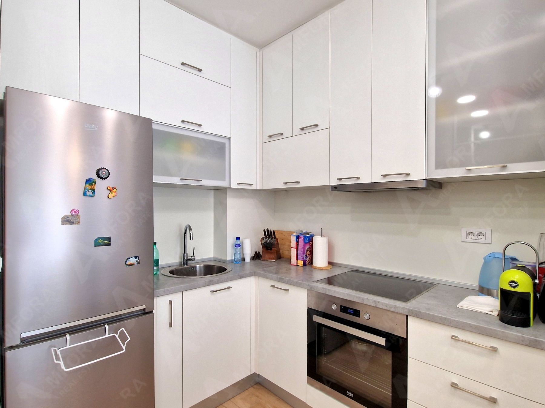 JEDNOSOBAN MODERNO OPREMLJEN STAN 45 M² SA POGLEDOM NA MORE I GARAŽNIM MESTOM U KOMPLEKSU THE OLD BAKERY – BUDVA (NA DUZI PERIOD) - Amfora Real Estate