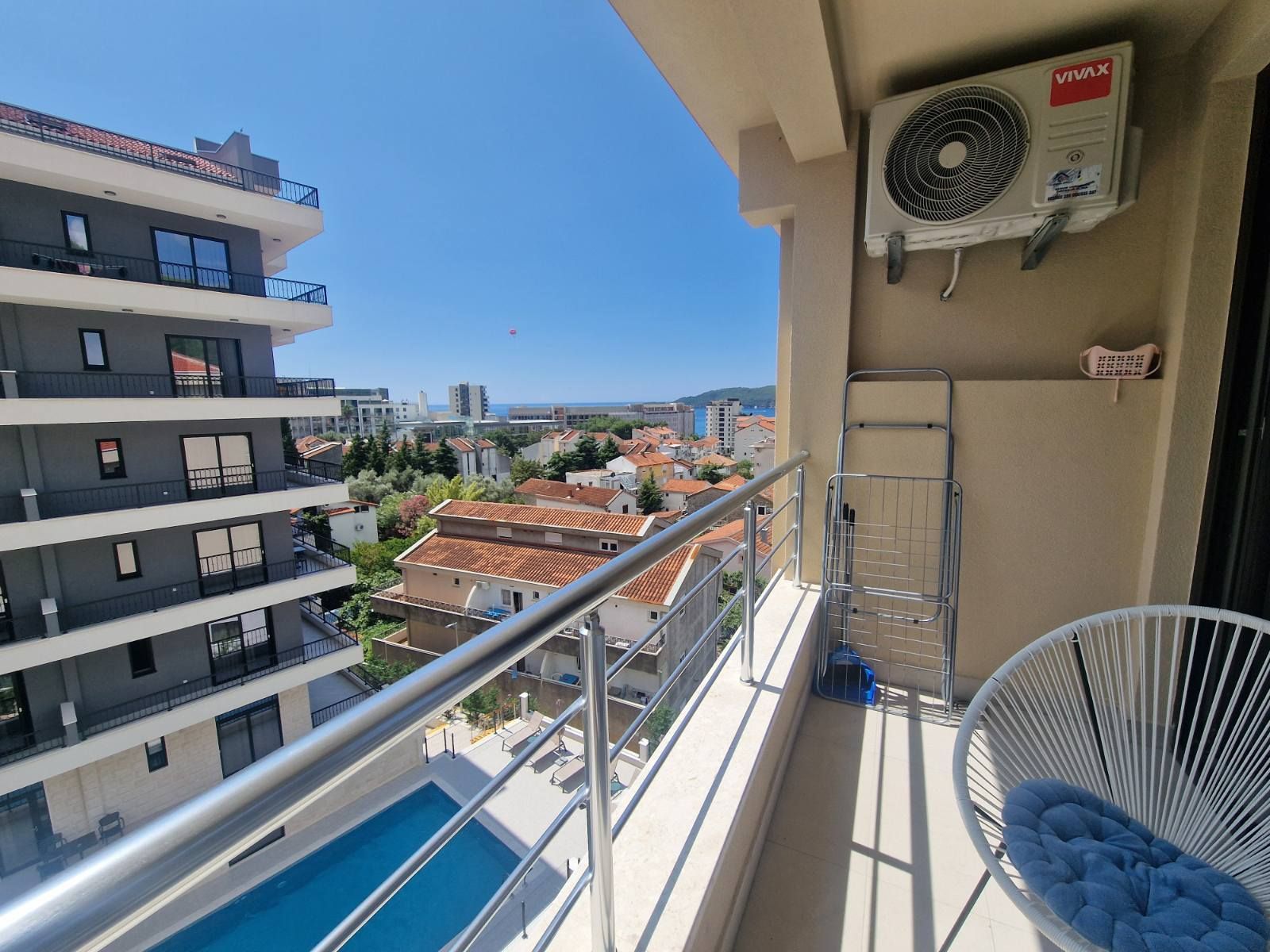 Jednosoban moderno opremljen stan sa pogledom na more i garaznim mestom,Becici (na duzi period) - Amfora Real Estate