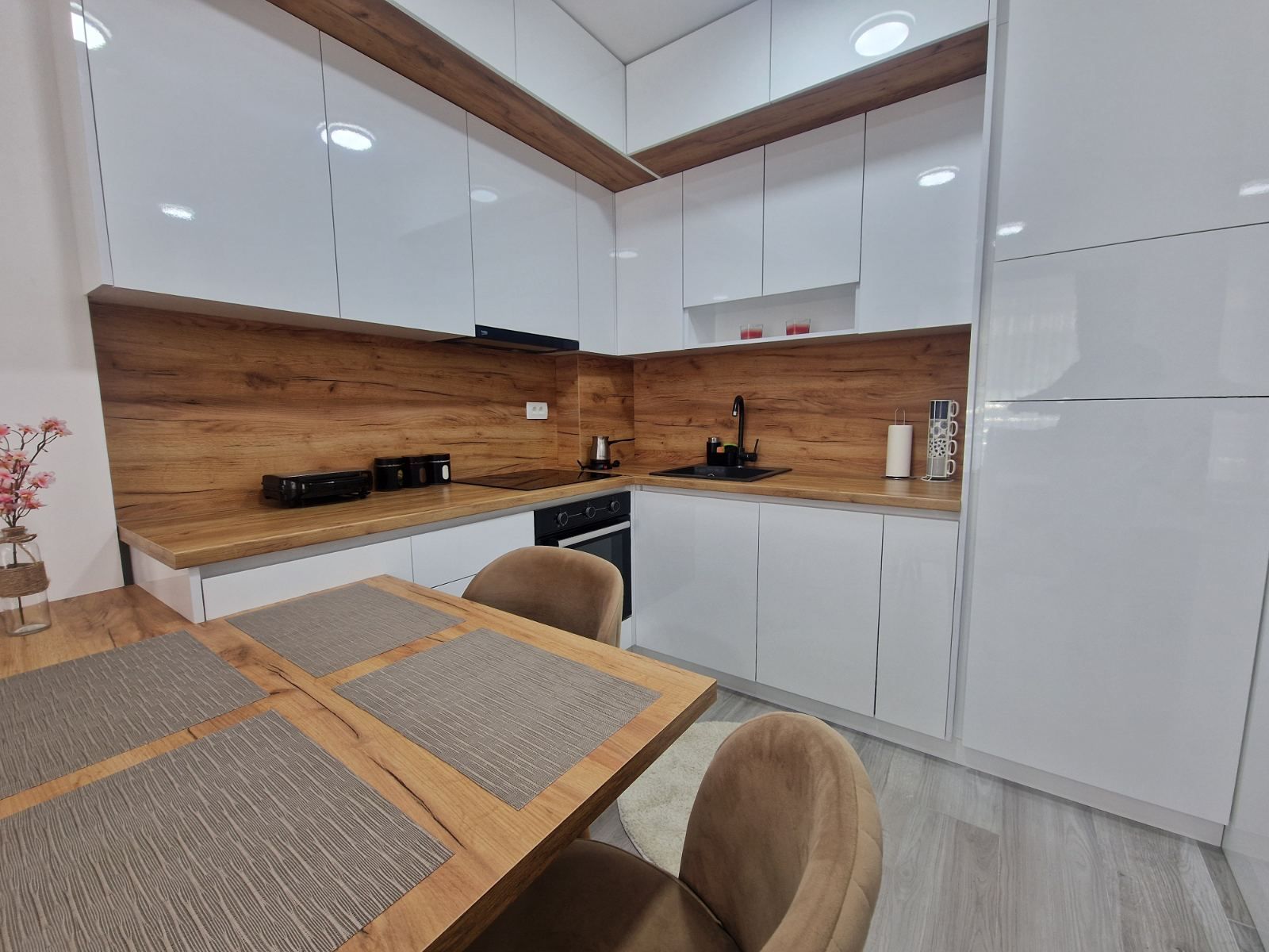 Jednosoban moderno opremljen stan sa pogledom na more i garaznim mestom,Becici (na duzi period) - Amfora Real Estate