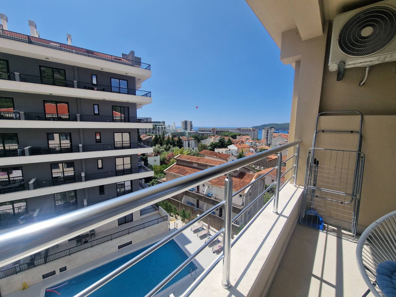 Jednosoban moderno opremljen stan sa pogledom na more i garaznim mestom,Becici (na duzi period) - Amfora Real Estate