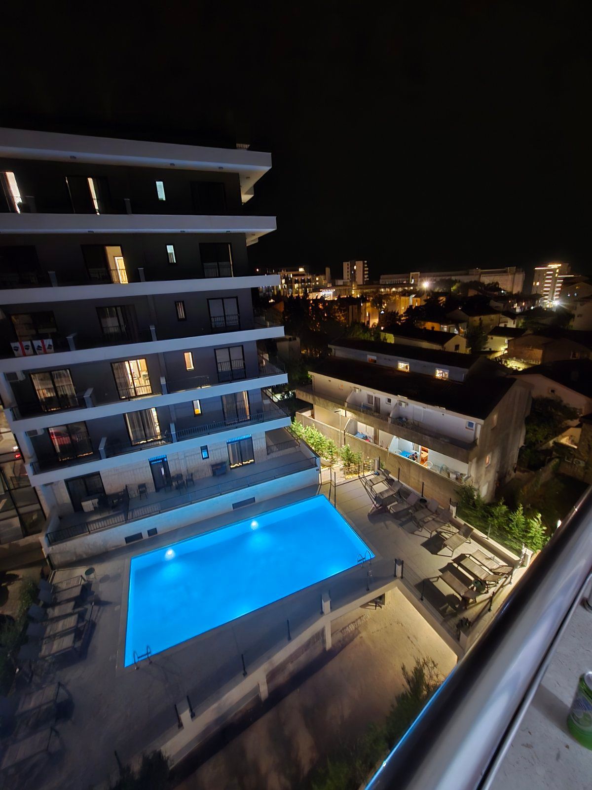 Jednosoban moderno opremljen stan sa pogledom na more i garaznim mestom,Becici (na duzi period) - Amfora Real Estate