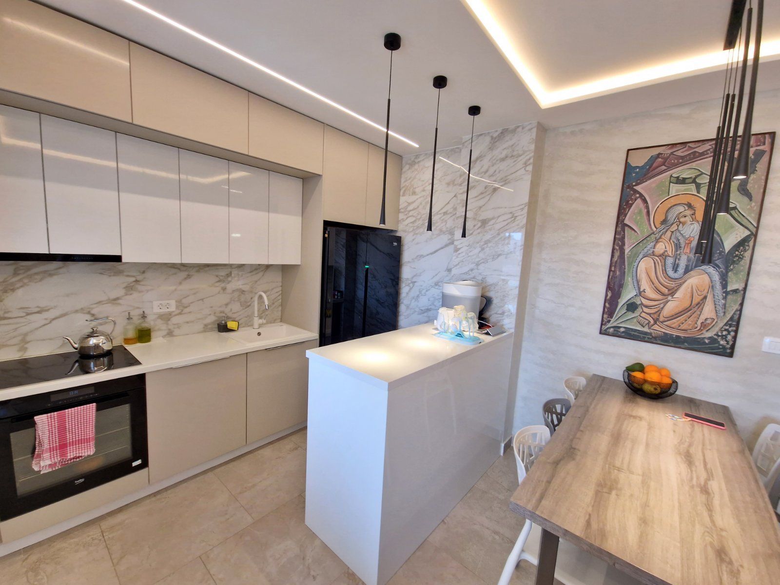 DVOSOBAN MODERNO OPREMLJEN STAN 70 M² SA POGLEDOM NA MORE I GARAŽNIM MESTOM U KOMPLEKSU THE OLD BAKERY – BUDVA (NA DUZI PERIOD,DOSTUPAN OD 01.09.2025) - Amfora Real Estate