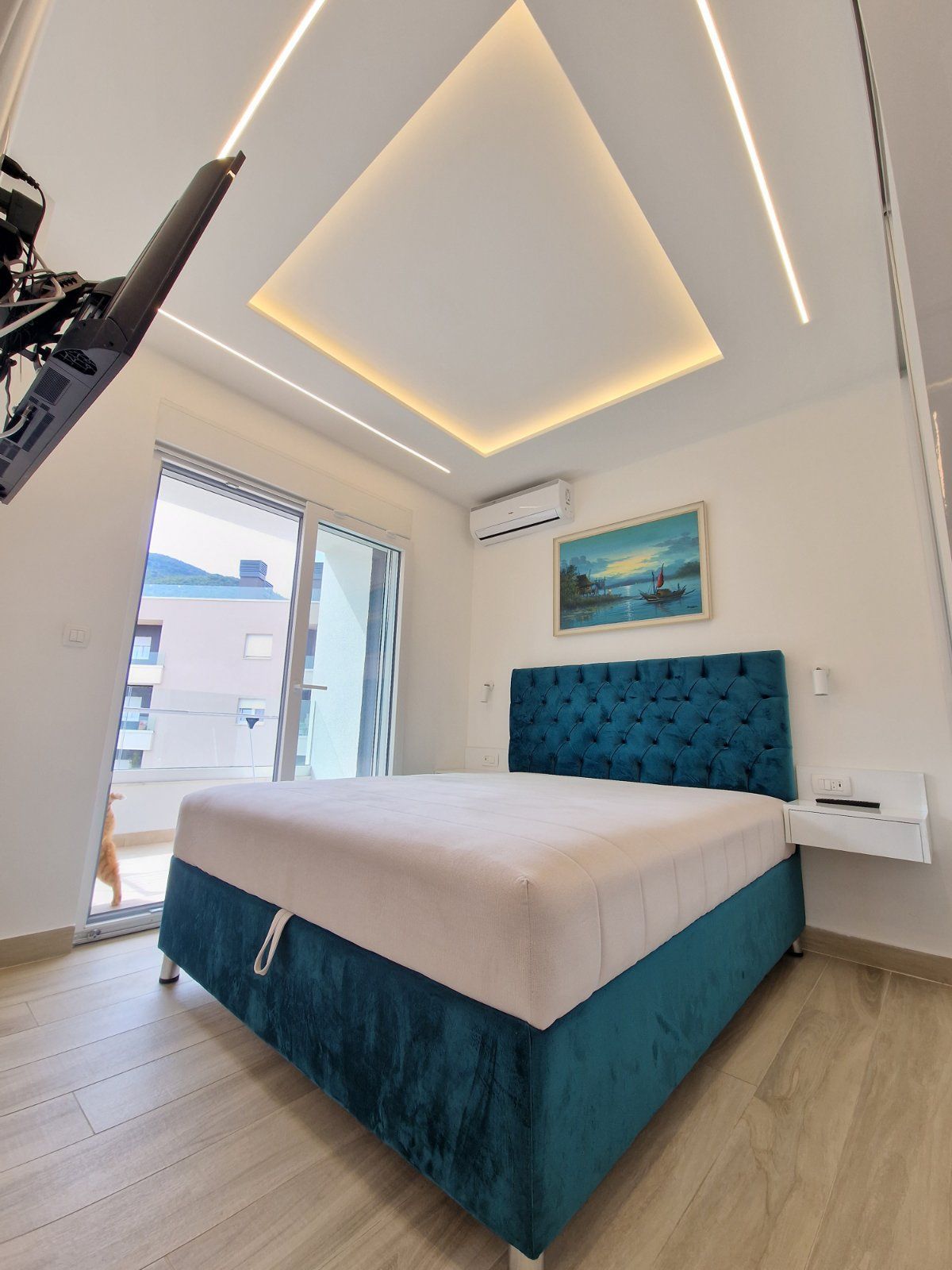 DVOSOBAN MODERNO OPREMLJEN STAN 70 M² SA POGLEDOM NA MORE I GARAŽNIM MESTOM U KOMPLEKSU THE OLD BAKERY – BUDVA (NA DUZI PERIOD,DOSTUPAN OD 01.09.2025) - Amfora Real Estate