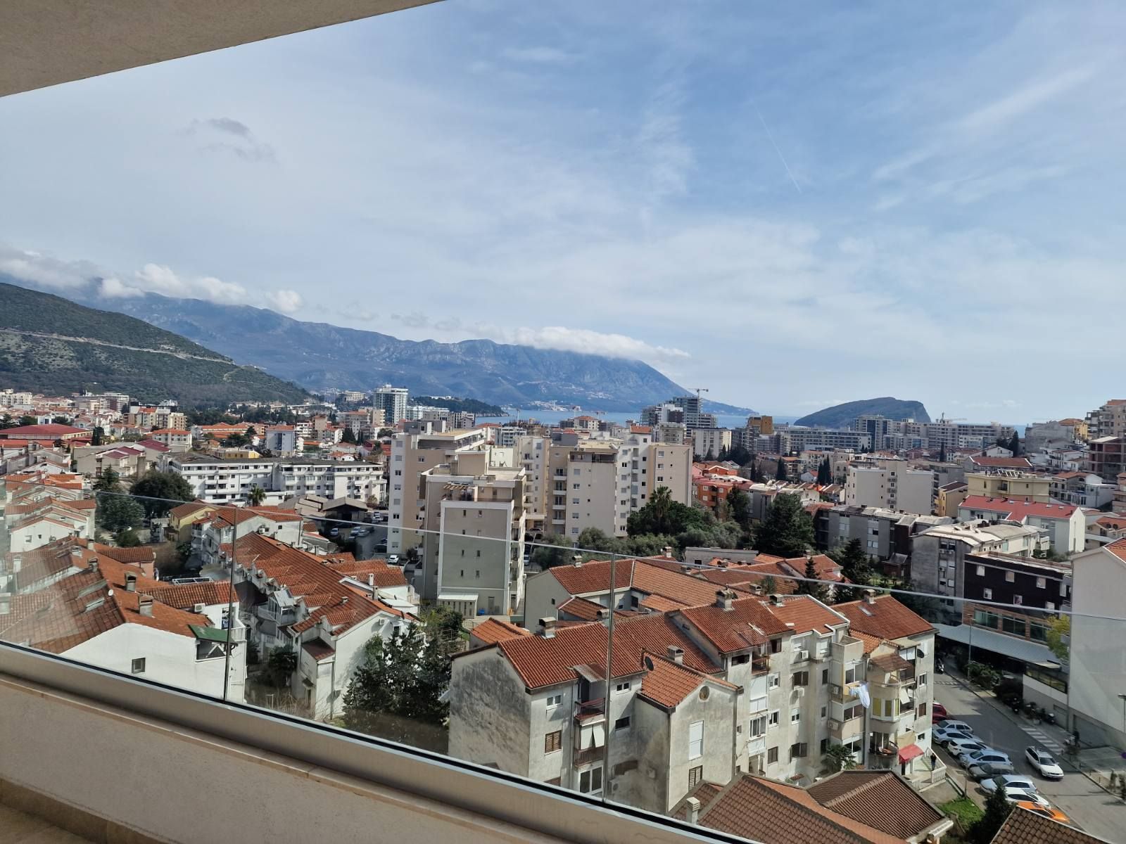 DVOSOBAN MODERNO OPREMLJEN STAN 70 M² SA POGLEDOM NA MORE I GARAŽNIM MESTOM U KOMPLEKSU THE OLD BAKERY – BUDVA (NA DUZI PERIOD,DOSTUPAN OD 01.09.2025) - Amfora Real Estate