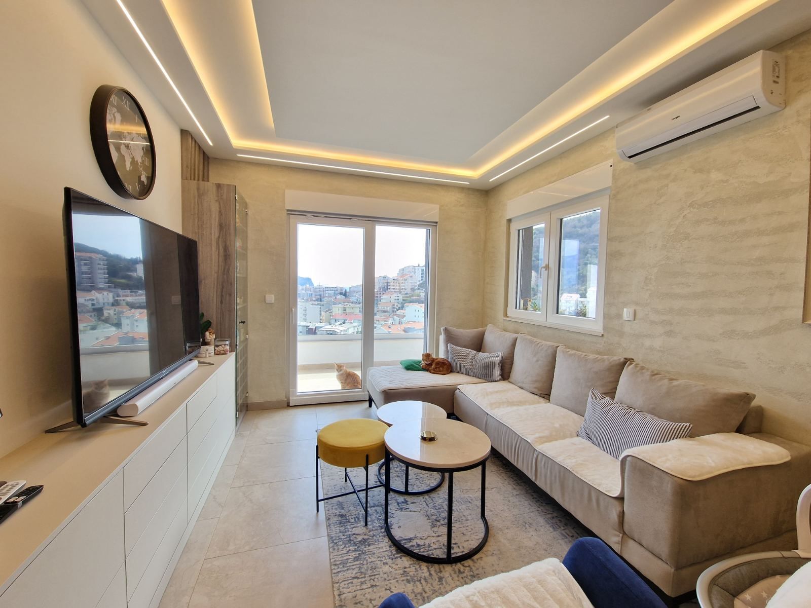 DVOSOBAN MODERNO OPREMLJEN STAN 70 M² SA POGLEDOM NA MORE I GARAŽNIM MESTOM U KOMPLEKSU THE OLD BAKERY – BUDVA (NA DUZI PERIOD,DOSTUPAN OD 01.09.2025) - Amfora Real Estate