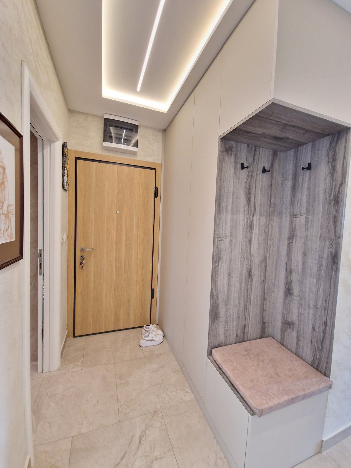 DVOSOBAN MODERNO OPREMLJEN STAN 70 M² SA POGLEDOM NA MORE I GARAŽNIM MESTOM U KOMPLEKSU THE OLD BAKERY – BUDVA (NA DUZI PERIOD,DOSTUPAN OD 01.09.2025) - Amfora Real Estate