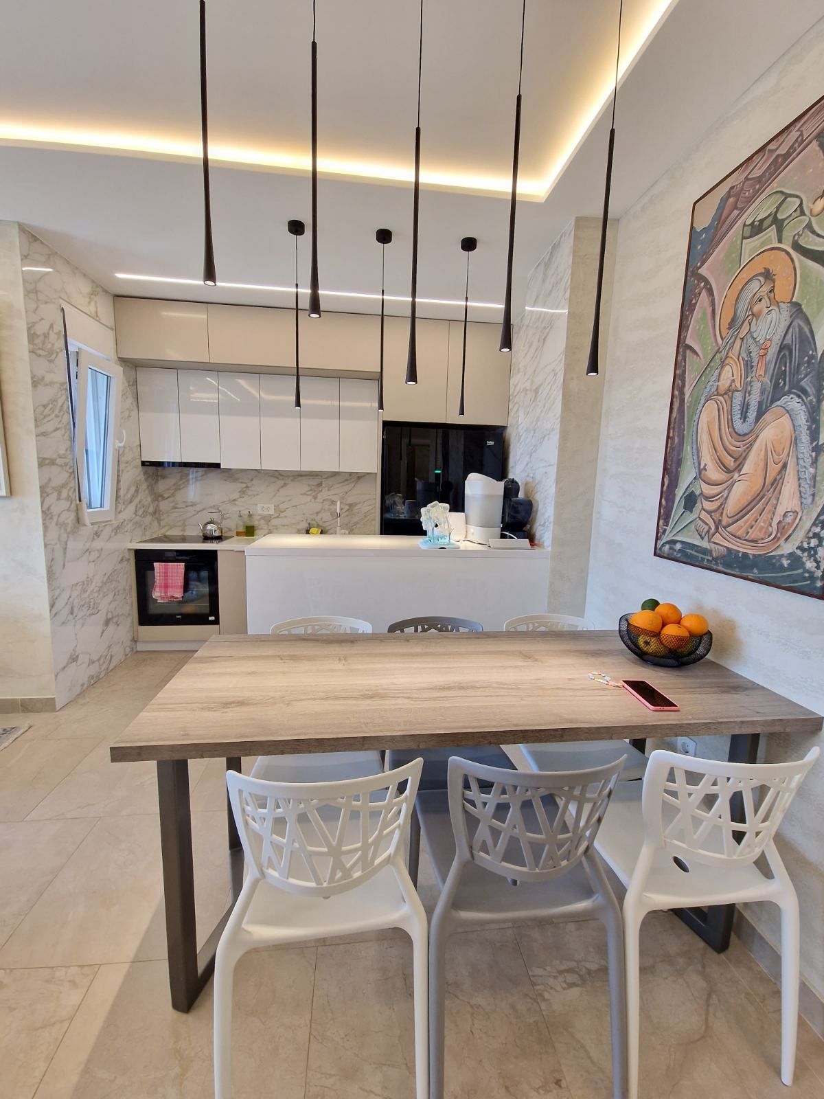 DVOSOBAN MODERNO OPREMLJEN STAN 70 M² SA POGLEDOM NA MORE I GARAŽNIM MESTOM U KOMPLEKSU THE OLD BAKERY – BUDVA (NA DUZI PERIOD,DOSTUPAN OD 01.09.2025) - Amfora Real Estate