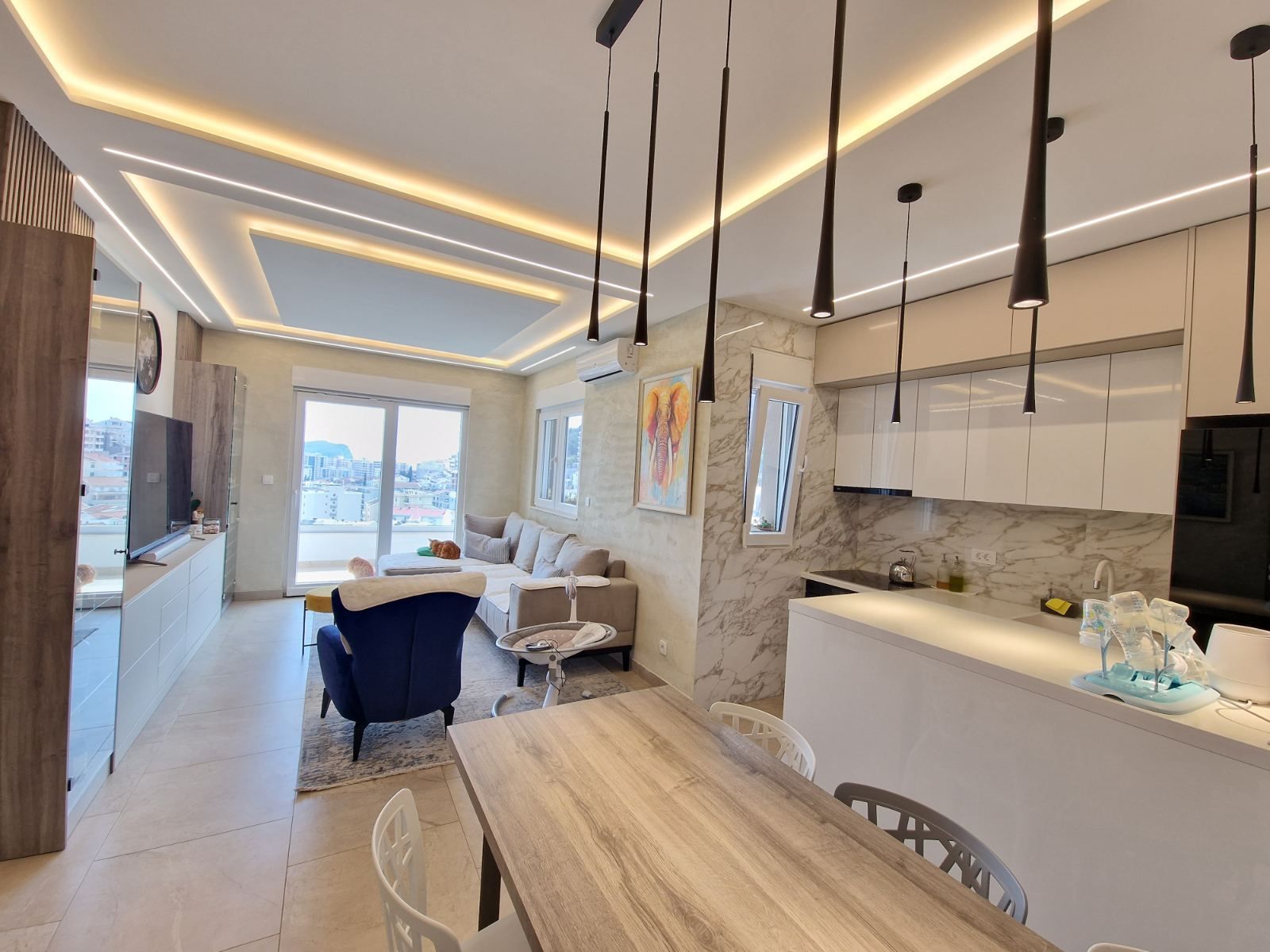 DVOSOBAN MODERNO OPREMLJEN STAN 70 M² SA POGLEDOM NA MORE I GARAŽNIM MESTOM U KOMPLEKSU THE OLD BAKERY – BUDVA (NA DUZI PERIOD,DOSTUPAN OD 01.09.2025) - Amfora Real Estate