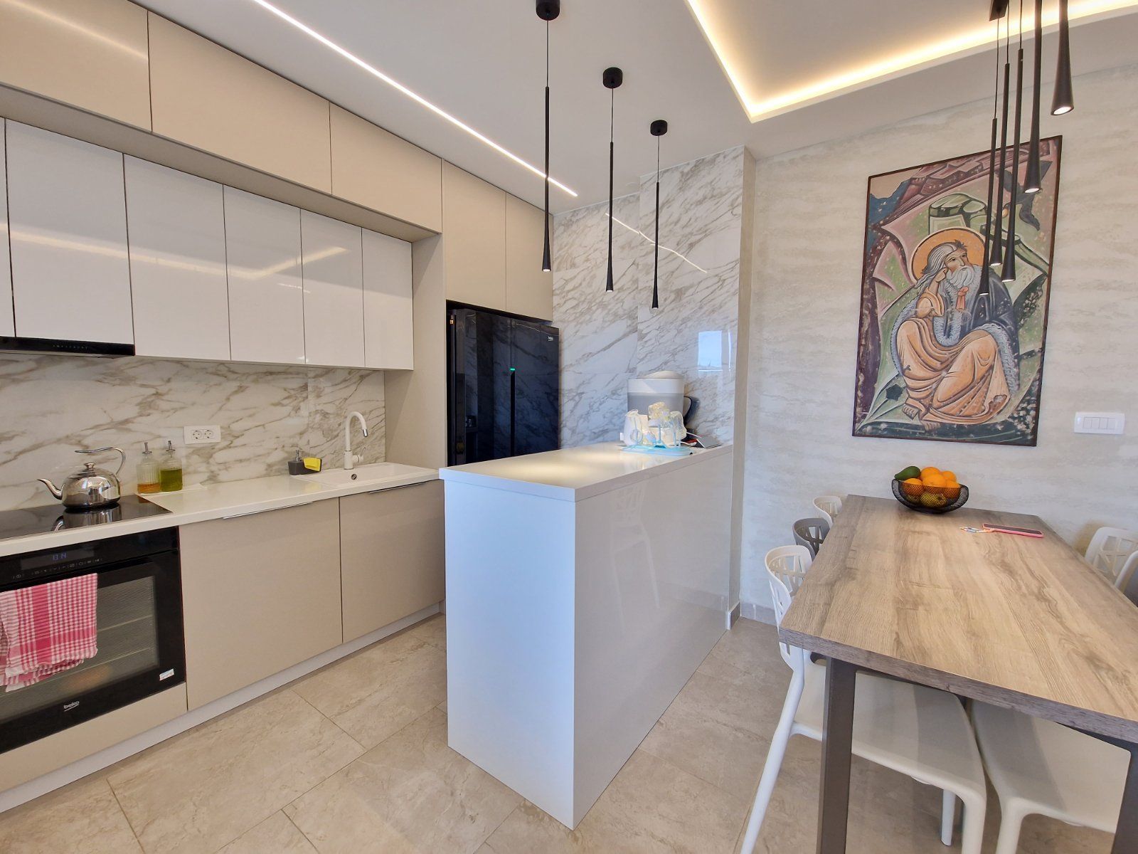 DVOSOBAN MODERNO OPREMLJEN STAN 70 M² SA POGLEDOM NA MORE I GARAŽNIM MESTOM U KOMPLEKSU THE OLD BAKERY – BUDVA (NA DUZI PERIOD,DOSTUPAN OD 01.09.2025) - Amfora Real Estate