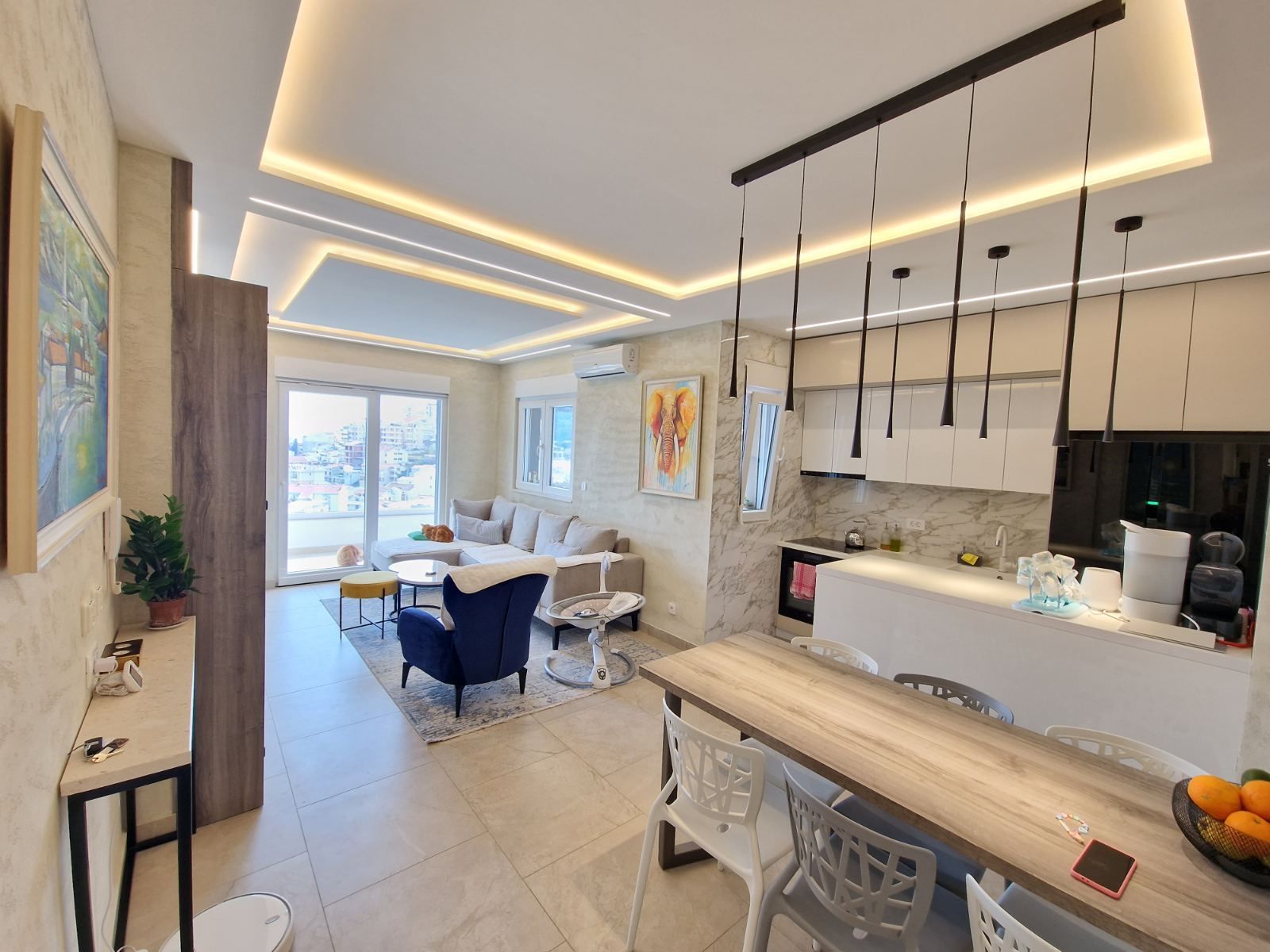 DVOSOBAN MODERNO OPREMLJEN STAN 70 M² SA POGLEDOM NA MORE I GARAŽNIM MESTOM U KOMPLEKSU THE OLD BAKERY – BUDVA (NA DUZI PERIOD,DOSTUPAN OD 01.09.2025) - Amfora Real Estate