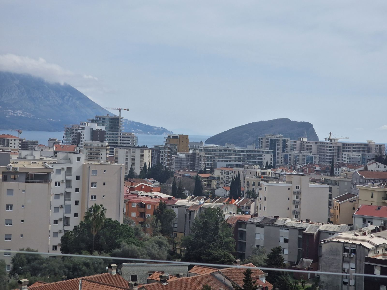 DVOSOBAN MODERNO OPREMLJEN STAN 70 M² SA POGLEDOM NA MORE I GARAŽNIM MESTOM U KOMPLEKSU THE OLD BAKERY – BUDVA (NA DUZI PERIOD,DOSTUPAN OD 01.09.2025) - Amfora Real Estate