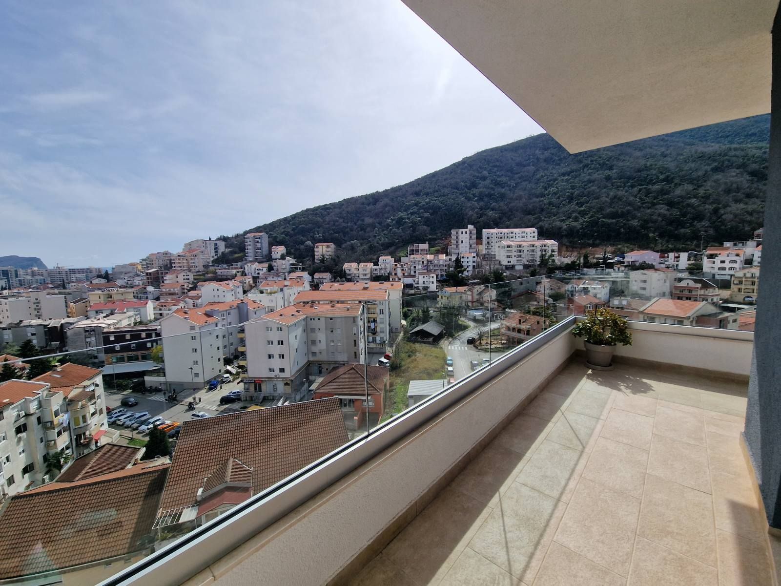 DVOSOBAN MODERNO OPREMLJEN STAN 70 M² SA POGLEDOM NA MORE I GARAŽNIM MESTOM U KOMPLEKSU THE OLD BAKERY – BUDVA (NA DUZI PERIOD,DOSTUPAN OD 01.09.2025) - Amfora Real Estate