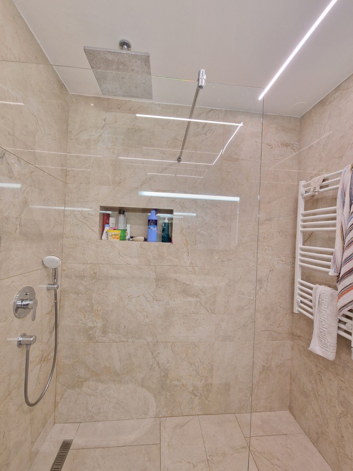 DVOSOBAN MODERNO OPREMLJEN STAN 70 M² SA POGLEDOM NA MORE I GARAŽNIM MESTOM U KOMPLEKSU THE OLD BAKERY – BUDVA (NA DUZI PERIOD,DOSTUPAN OD 01.09.2025) - Amfora Real Estate