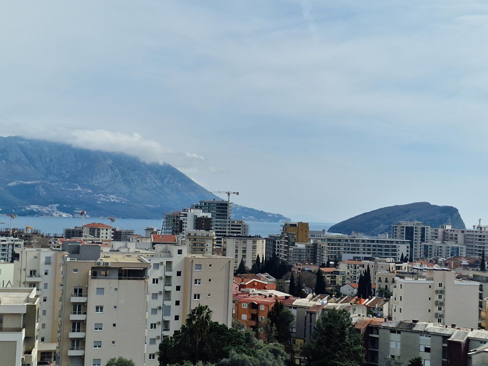 DVOSOBAN MODERNO OPREMLJEN STAN 70 M² SA POGLEDOM NA MORE I GARAŽNIM MESTOM U KOMPLEKSU THE OLD BAKERY – BUDVA (NA DUZI PERIOD,DOSTUPAN OD 01.09.2025) - Amfora Real Estate