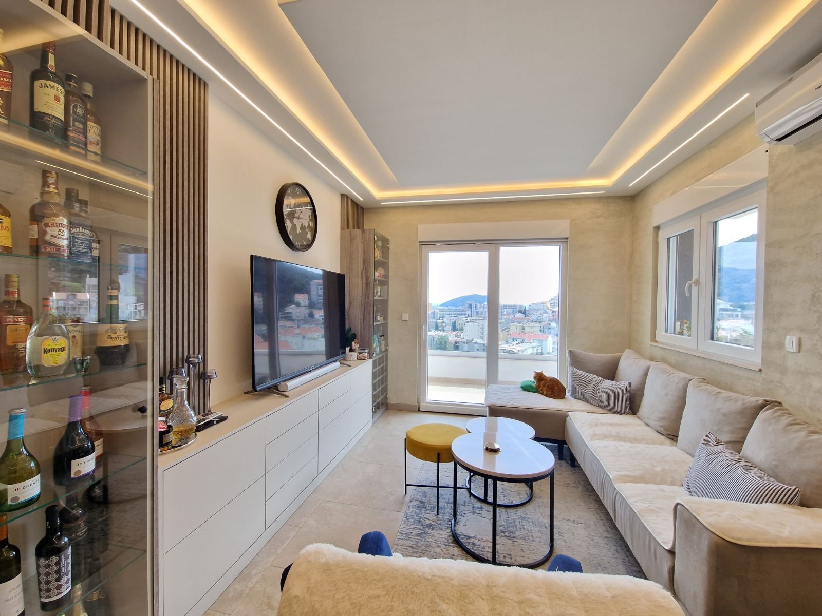 DVOSOBAN MODERNO OPREMLJEN STAN 70 M² SA POGLEDOM NA MORE I GARAŽNIM MESTOM U KOMPLEKSU THE OLD BAKERY – BUDVA (NA DUZI PERIOD,DOSTUPAN OD 01.09.2025) - Amfora Real Estate