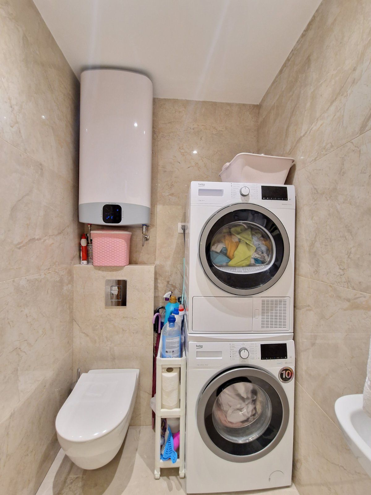 DVOSOBAN MODERNO OPREMLJEN STAN 70 M² SA POGLEDOM NA MORE I GARAŽNIM MESTOM U KOMPLEKSU THE OLD BAKERY – BUDVA (NA DUZI PERIOD,DOSTUPAN OD 01.09.2025) - Amfora Real Estate