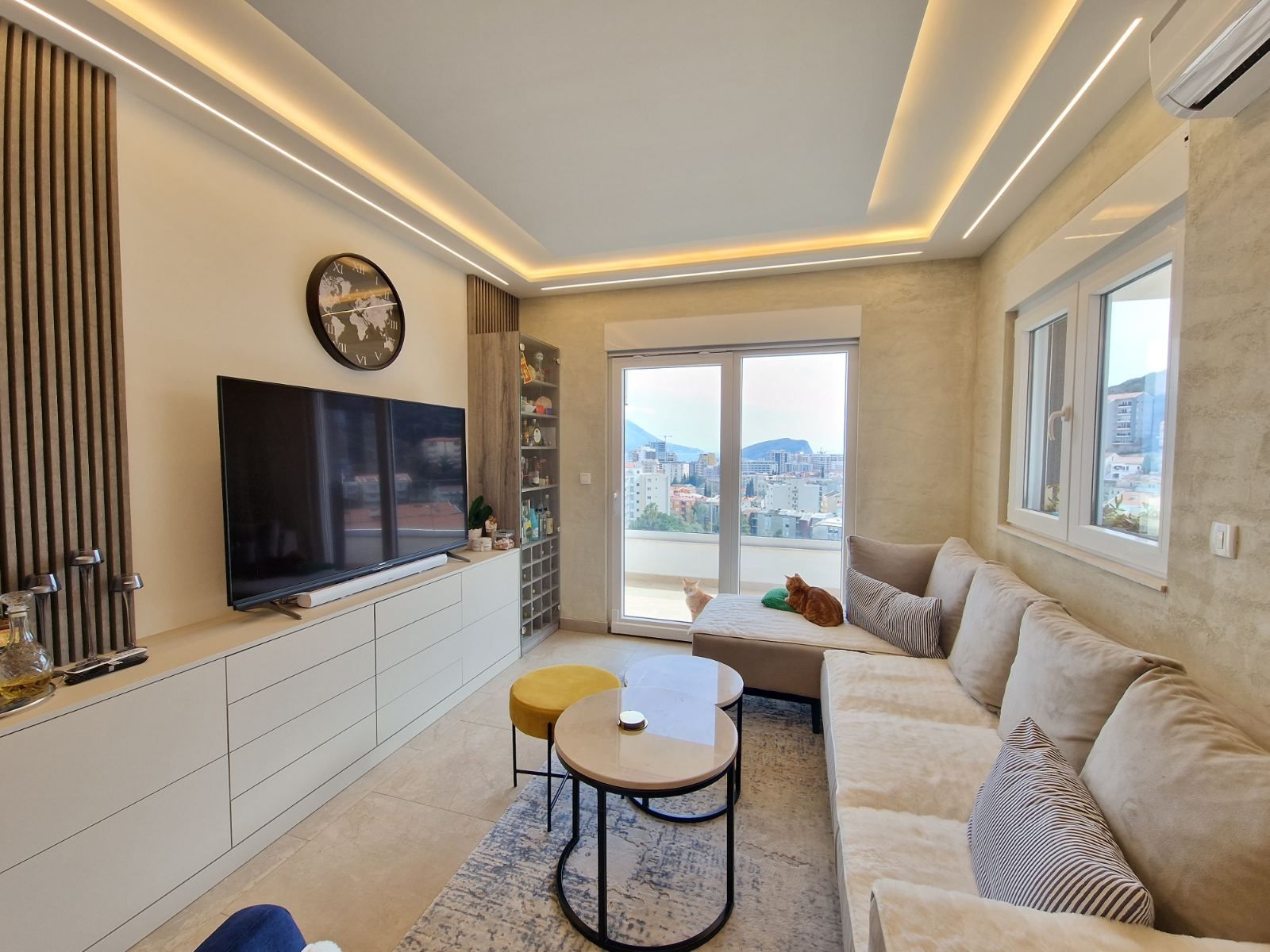 DVOSOBAN MODERNO OPREMLJEN STAN 70 M² SA POGLEDOM NA MORE I GARAŽNIM MESTOM U KOMPLEKSU THE OLD BAKERY – BUDVA (NA DUZI PERIOD,DOSTUPAN OD 01.09.2025) - Amfora Real Estate