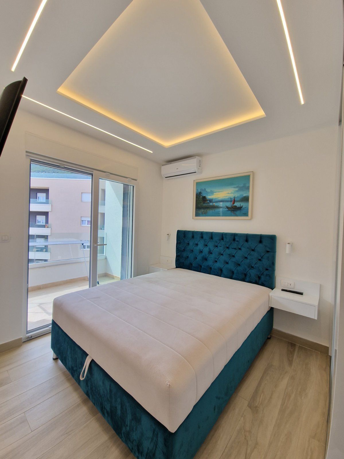 DVOSOBAN MODERNO OPREMLJEN STAN 70 M² SA POGLEDOM NA MORE I GARAŽNIM MESTOM U KOMPLEKSU THE OLD BAKERY – BUDVA (NA DUZI PERIOD,DOSTUPAN OD 01.09.2025) - Amfora Real Estate