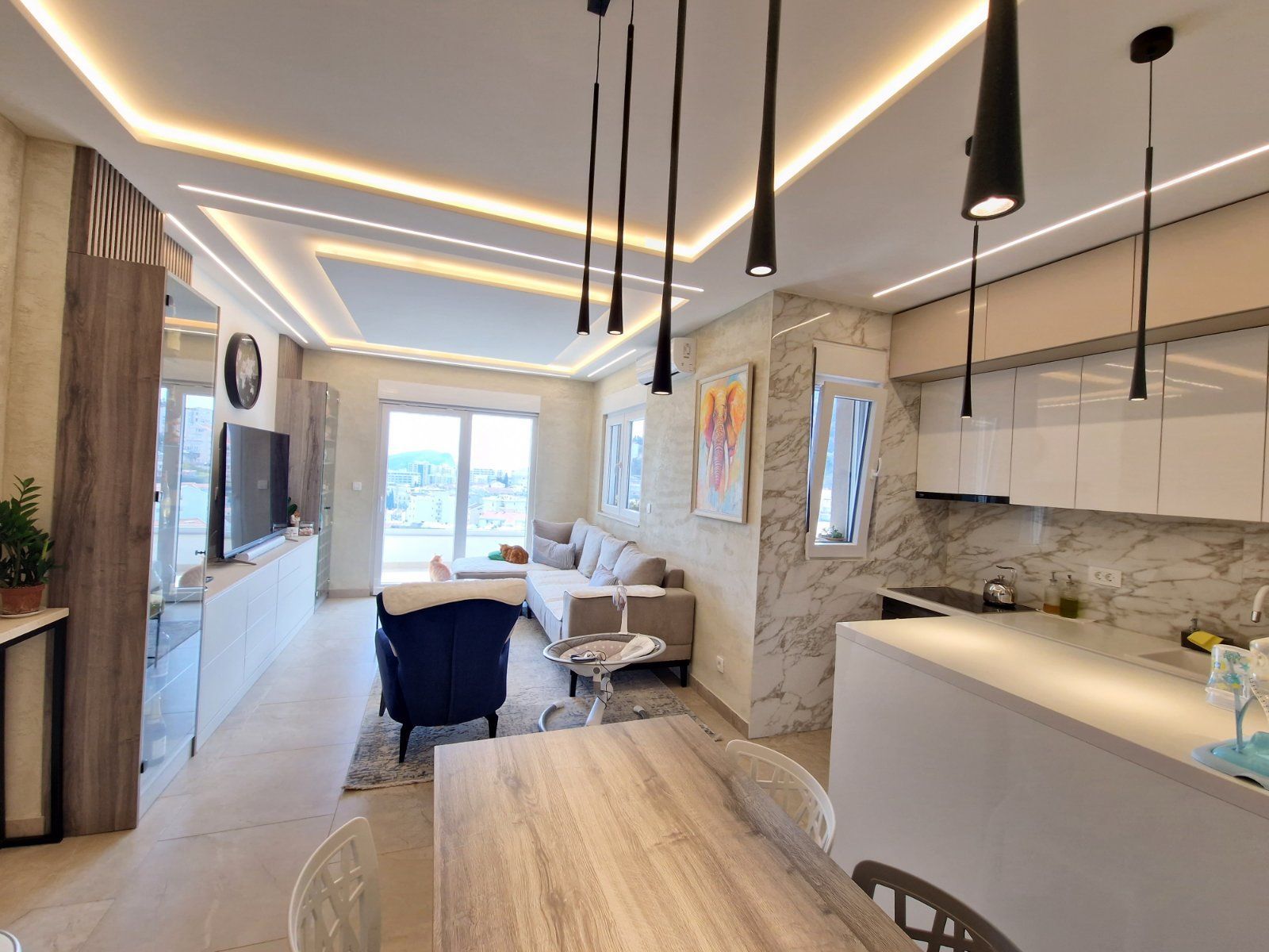 DVOSOBAN MODERNO OPREMLJEN STAN 70 M² SA POGLEDOM NA MORE I GARAŽNIM MESTOM U KOMPLEKSU THE OLD BAKERY – BUDVA (NA DUZI PERIOD,DOSTUPAN OD 01.09.2025) - Amfora Real Estate