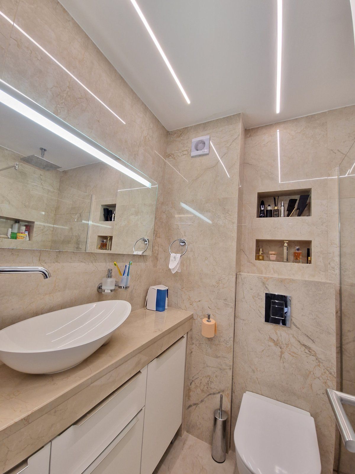 DVOSOBAN MODERNO OPREMLJEN STAN 70 M² SA POGLEDOM NA MORE I GARAŽNIM MESTOM U KOMPLEKSU THE OLD BAKERY – BUDVA (NA DUZI PERIOD,DOSTUPAN OD 01.09.2025) - Amfora Real Estate