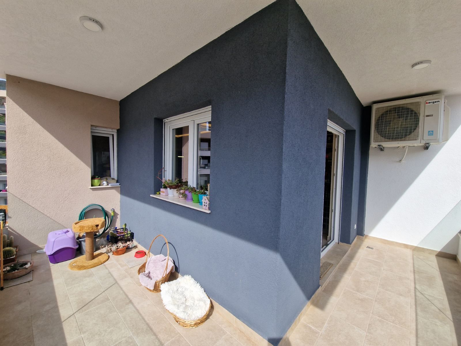 DVOSOBAN MODERNO OPREMLJEN STAN 70 M² SA POGLEDOM NA MORE I GARAŽNIM MESTOM U KOMPLEKSU THE OLD BAKERY – BUDVA (NA DUZI PERIOD,DOSTUPAN OD 01.09.2025) - Amfora Real Estate