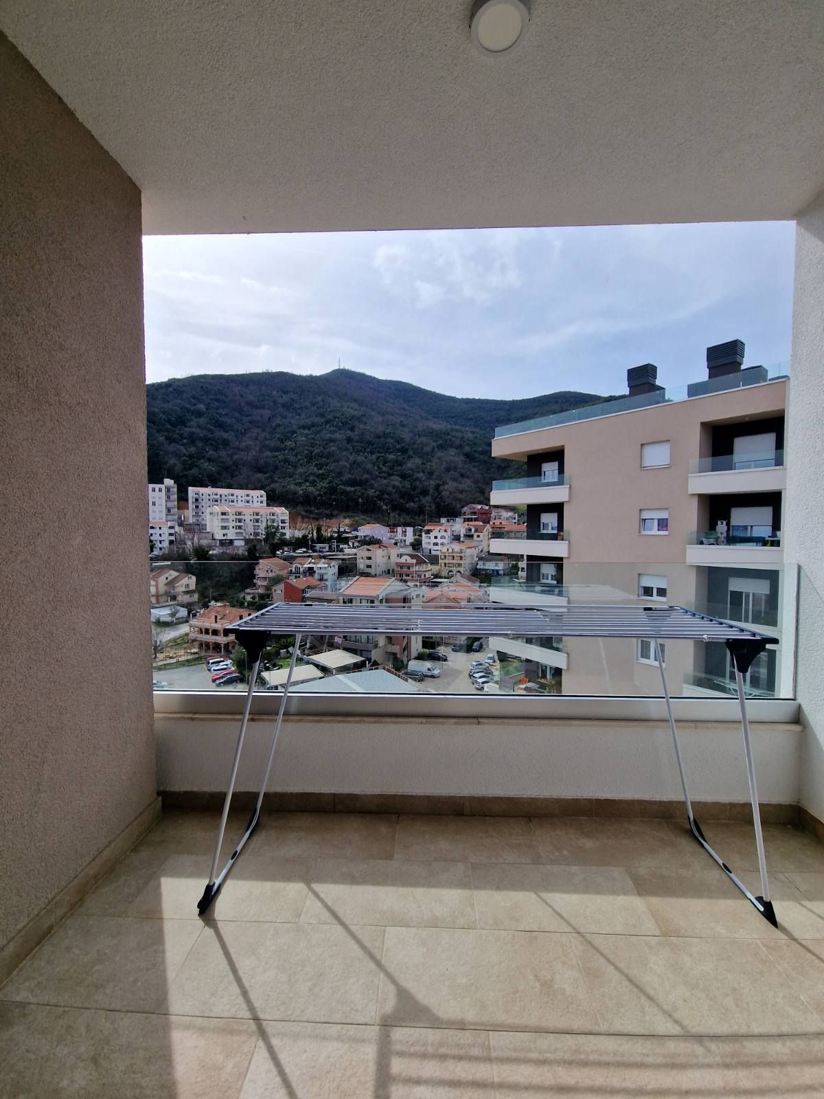 DVOSOBAN MODERNO OPREMLJEN STAN 70 M² SA POGLEDOM NA MORE I GARAŽNIM MESTOM U KOMPLEKSU THE OLD BAKERY – BUDVA (NA DUZI PERIOD,DOSTUPAN OD 01.09.2025) - Amfora Real Estate