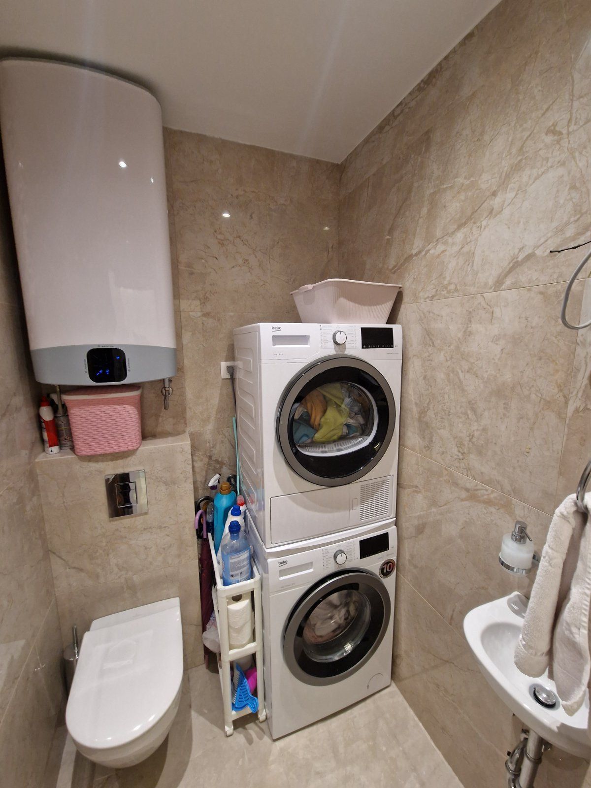 DVOSOBAN MODERNO OPREMLJEN STAN 70 M² SA POGLEDOM NA MORE I GARAŽNIM MESTOM U KOMPLEKSU THE OLD BAKERY – BUDVA (NA DUZI PERIOD,DOSTUPAN OD 01.09.2025) - Amfora Real Estate