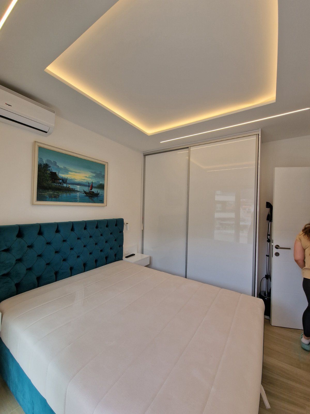 DVOSOBAN MODERNO OPREMLJEN STAN 70 M² SA POGLEDOM NA MORE I GARAŽNIM MESTOM U KOMPLEKSU THE OLD BAKERY – BUDVA (NA DUZI PERIOD,DOSTUPAN OD 01.09.2025) - Amfora Real Estate