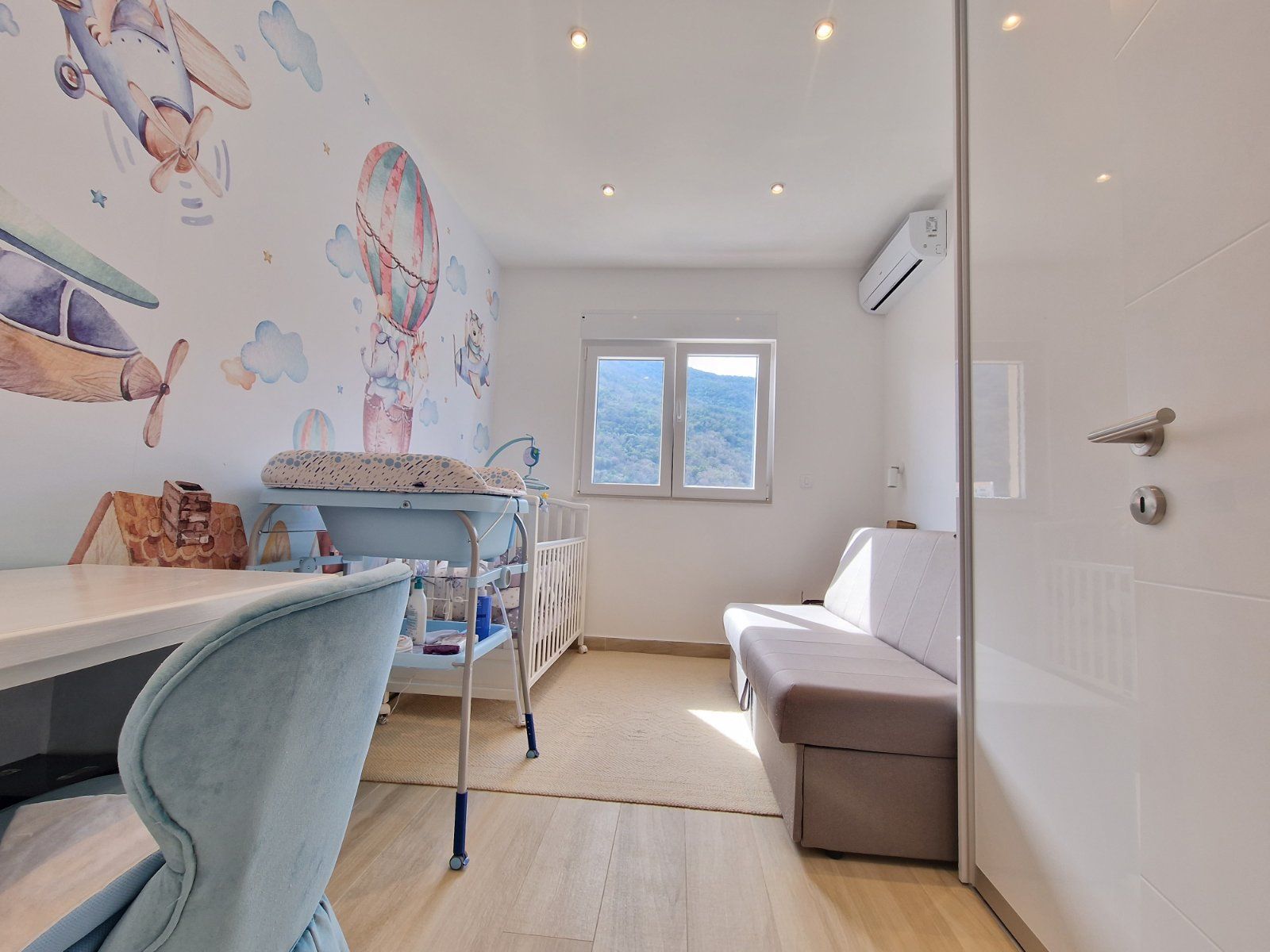 DVOSOBAN MODERNO OPREMLJEN STAN 70 M² SA POGLEDOM NA MORE I GARAŽNIM MESTOM U KOMPLEKSU THE OLD BAKERY – BUDVA (NA DUZI PERIOD,DOSTUPAN OD 01.09.2025) - Amfora Real Estate