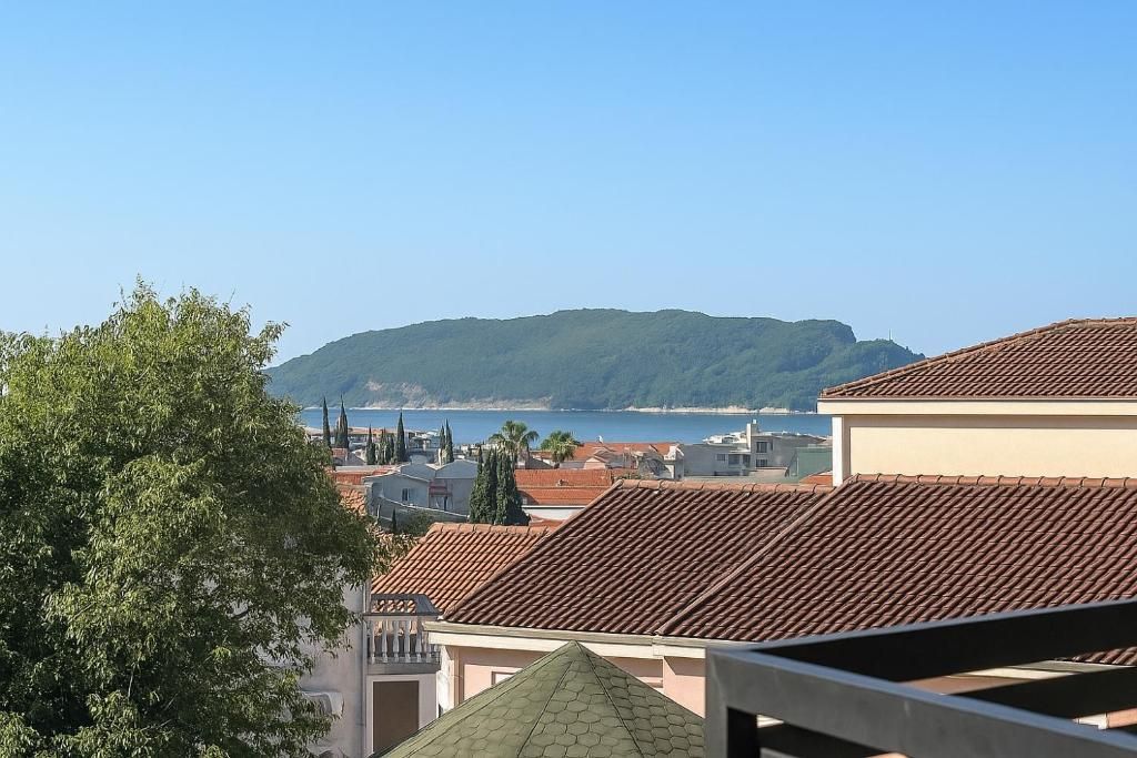 Izdavanje novog moderno opremljenog jednosobnog stana sa garažnim mestom i pogledom na more i grad – Lazi, Budva (Stan se izdaje na period do 30.05.2026) - Amfora Real Estate