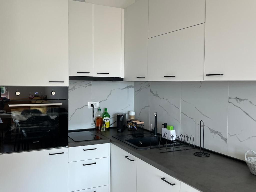 Izdavanje novog moderno opremljenog jednosobnog stana sa garažnim mestom i pogledom na more i grad – Lazi, Budva (Stan se izdaje na period do 30.05.2026) - Amfora Real Estate