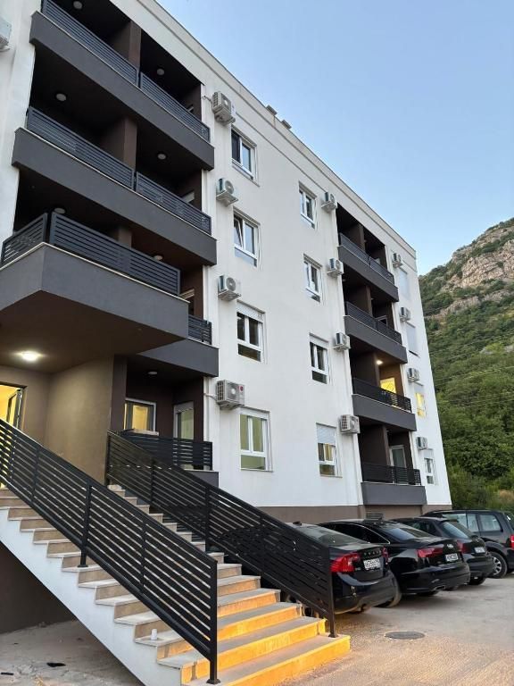 Izdavanje novog moderno opremljenog jednosobnog stana sa garažnim mestom i pogledom na more i grad – Lazi, Budva (Stan se izdaje na period do 30.05.2026) - Amfora Real Estate
