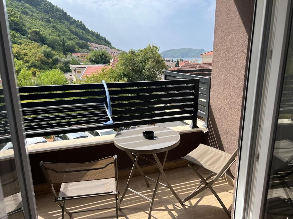 Izdavanje novog moderno opremljenog jednosobnog stana sa garažnim mestom i pogledom na more i grad – Lazi, Budva (Stan se izdaje na period do 30.05.2026) - Amfora Real Estate