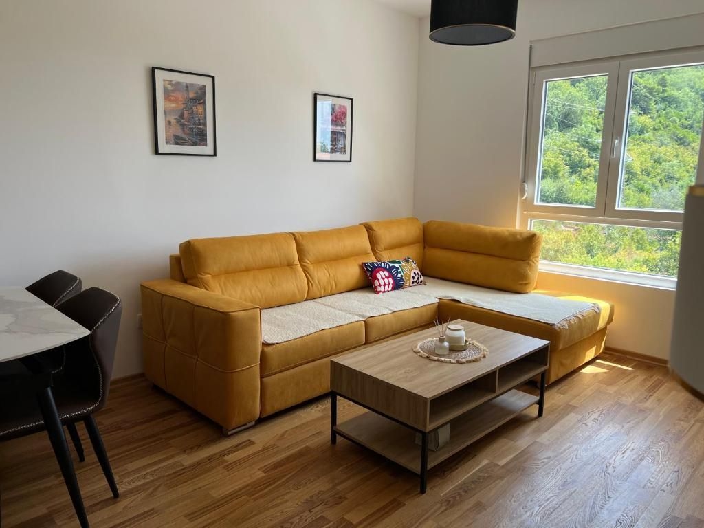 Izdavanje novog moderno opremljenog jednosobnog stana sa garažnim mestom i pogledom na more i grad – Lazi, Budva (Stan se izdaje na period do 30.05.2026) - Amfora Real Estate