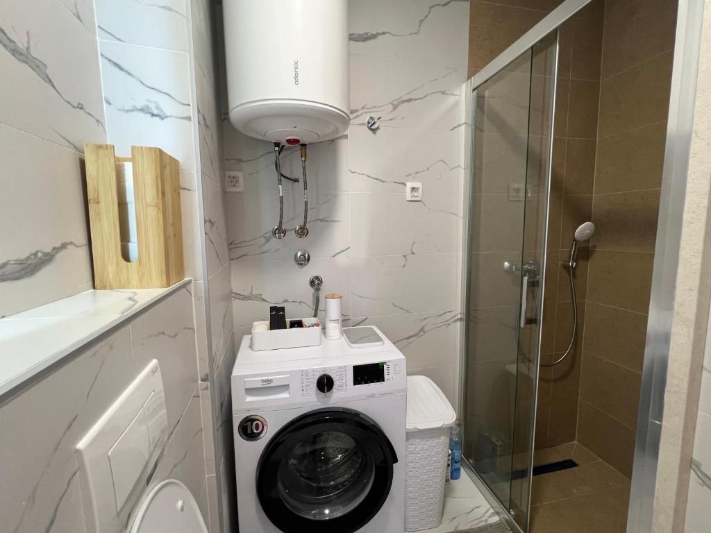 Izdavanje novog moderno opremljenog jednosobnog stana sa garažnim mestom i pogledom na more i grad – Lazi, Budva (Stan se izdaje na period do 30.05.2026) - Amfora Real Estate