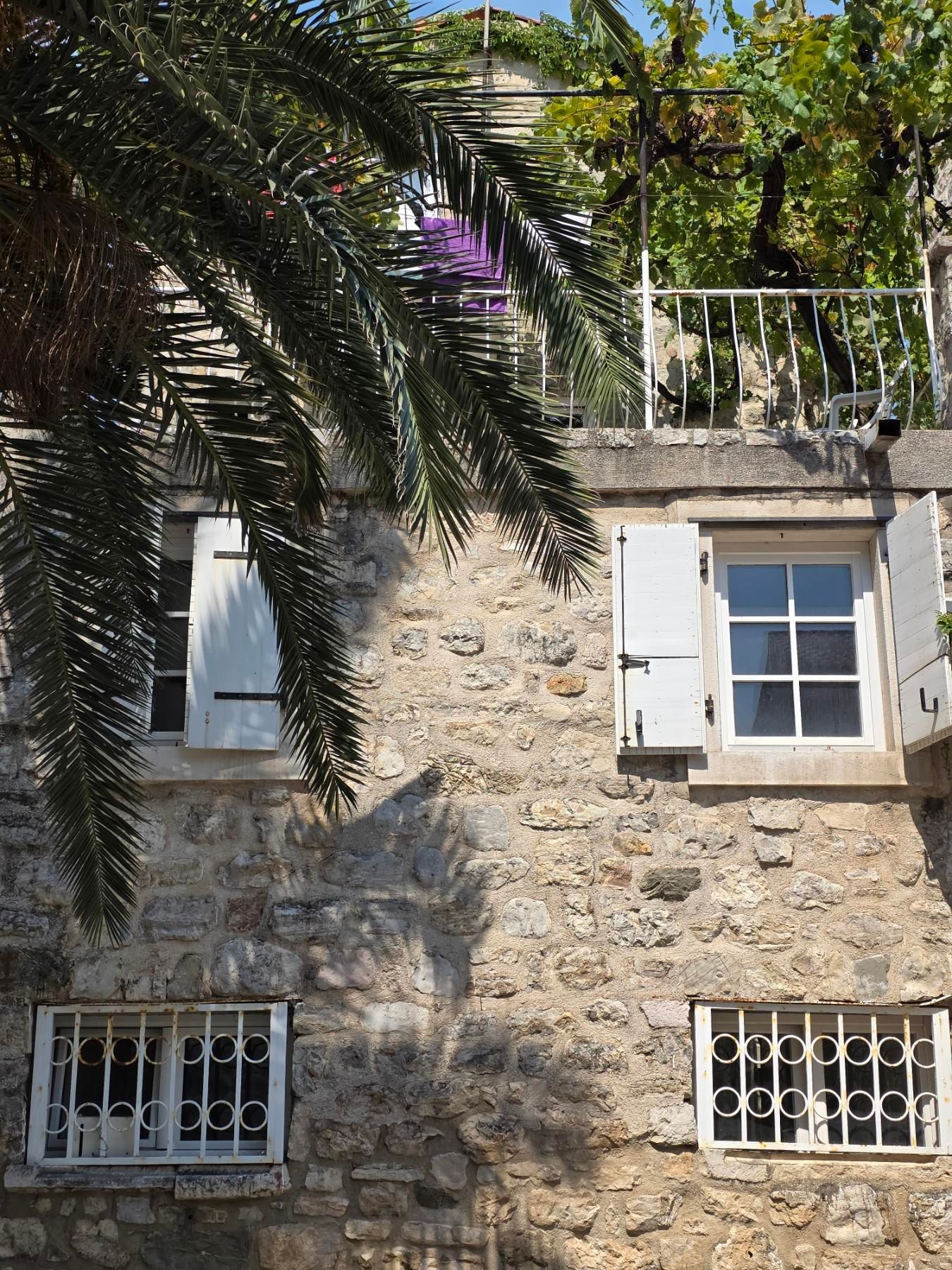 Kuća 119 m² sa 20 m² terasa, dva jednosobna apartmana i poslovnim prostorom/studijom – Stari grad, Budva (IZDAVANJE NA DUZI PERIOD) - Amfora Real Estate