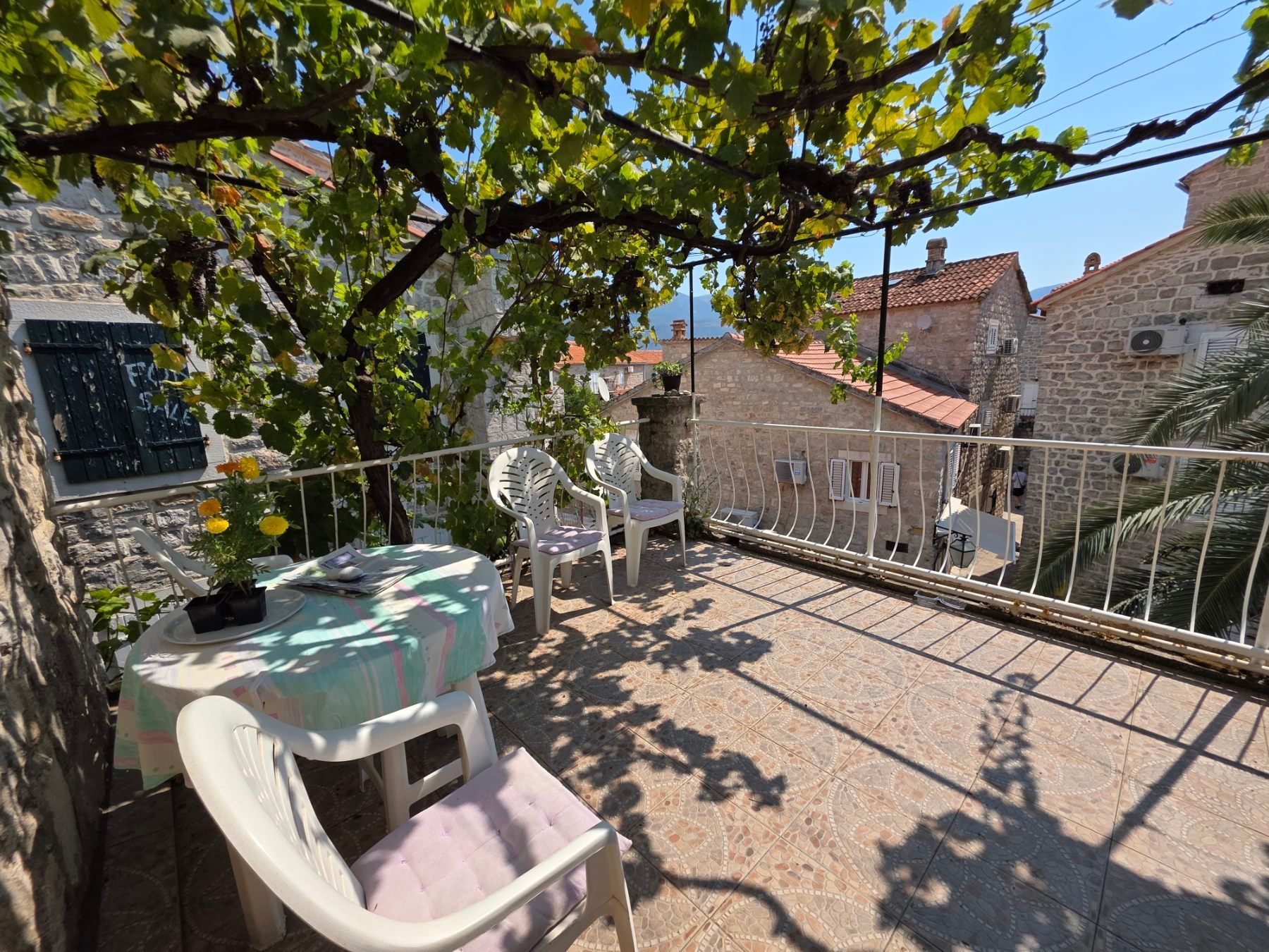 Kuća 119 m² sa 20 m² terasa, dva jednosobna apartmana i poslovnim prostorom/studijom – Stari grad, Budva (IZDAVANJE NA DUZI PERIOD) - Amfora Real Estate