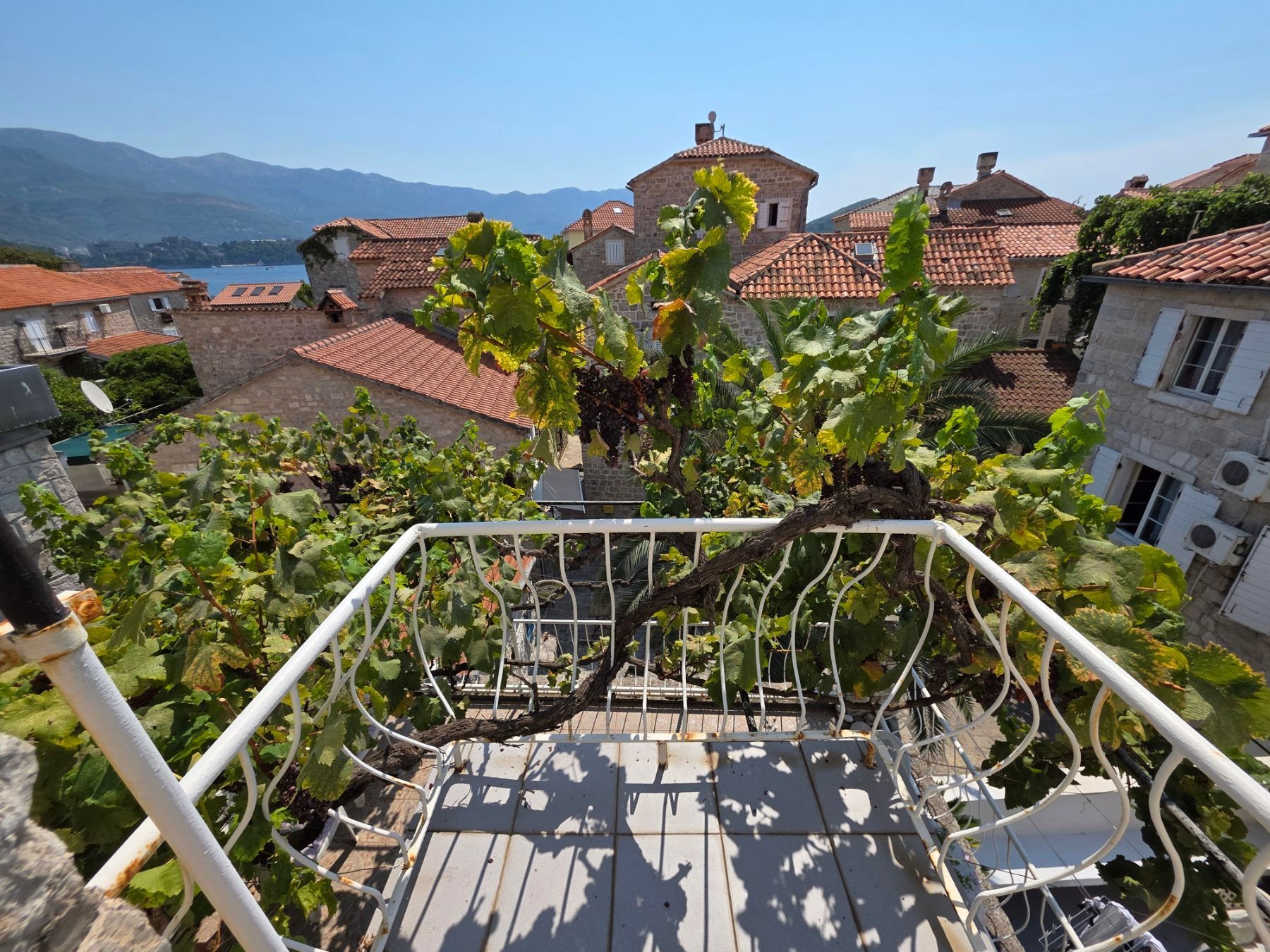 Kuća 119 m² sa 20 m² terasa, dva jednosobna apartmana i poslovnim prostorom/studijom – Stari grad, Budva (IZDAVANJE NA DUZI PERIOD) - Amfora Real Estate