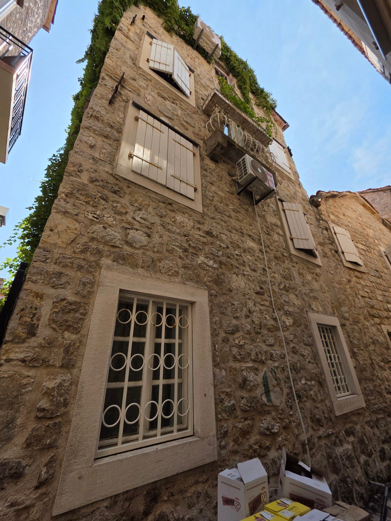 Kuća 119 m² sa 20 m² terasa, dva jednosobna apartmana i poslovnim prostorom/studijom – Stari grad, Budva (IZDAVANJE NA DUZI PERIOD) - Amfora Real Estate